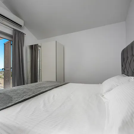 Aurea Mare Makarska-3br, Sea View & Prime Location