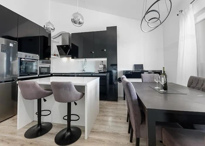 Aurea Mare Makarska-3br, Sea View & Prime Location * Makarska