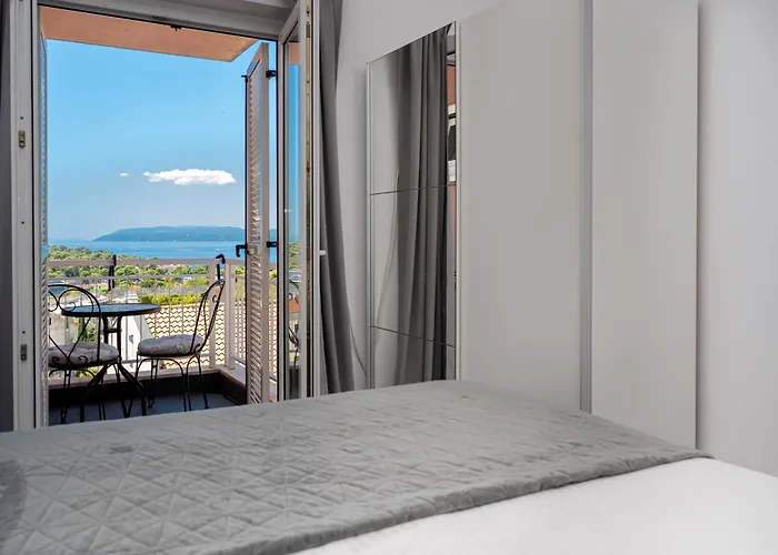 Apartment Aurea Mare Makarska-3br, Sea View & Prime Location Makarska