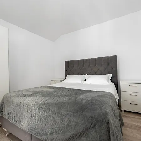 Aurea Mare Makarska-3br, Sea View & Prime Location Makarska